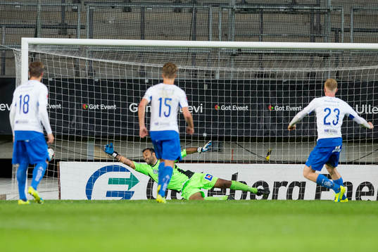 Värnamos David Engström skjuter 2-2 på straff bakom