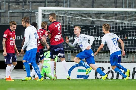  Värnamos David Engström jublar efter att ha skjutit 2-2 på straff bakom Örgrytes målvakt målvakt Abbas Hassan