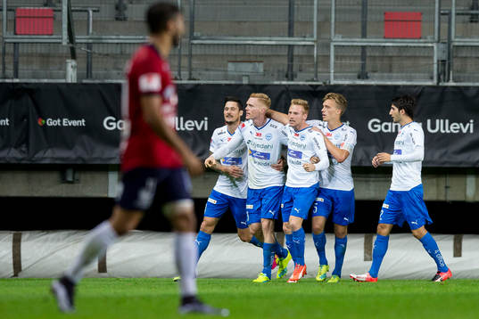  Värnamos David Engström jublar och omfamnas efter 2-2 på straff