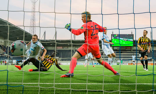 Häckens Alhassan Kamara gör 1-0 bakom Gefles målvakt