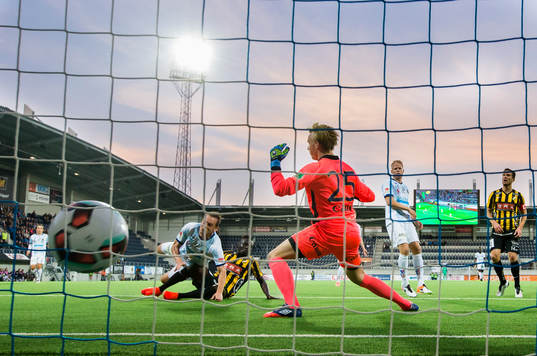 Häckens Alhassan Kamara gör 1-0 bakom Gefles målvakt