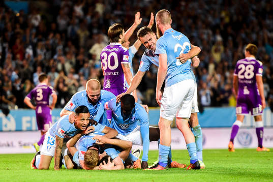 Malmö FFs Yoshimar Yotún, Anton Tinnerholm , Jo Inge Berget , Enock Kofi Adu, Anders Christiansen, Kari Arnason och  Alexander Jeremejeff jublar efter 2-1