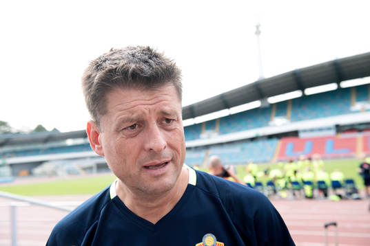 Sveriges läkare Mats Börjesson blir intervjuad