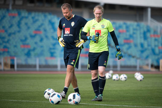Sveriges Per Fahlström och målvakt Hedvig Lindahl