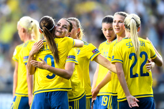 Sveriges Emilia Appelqvist kramar om Kosovare Asllani