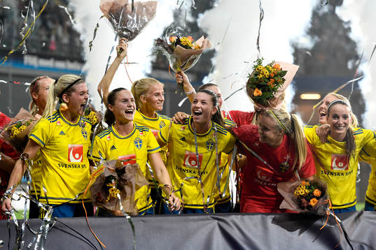 Sveriges Olivia Schough, Hanne Gråhns, Pauline Hammarlund, målvakt Hilda Carlén och Kosovare Asllani jublar