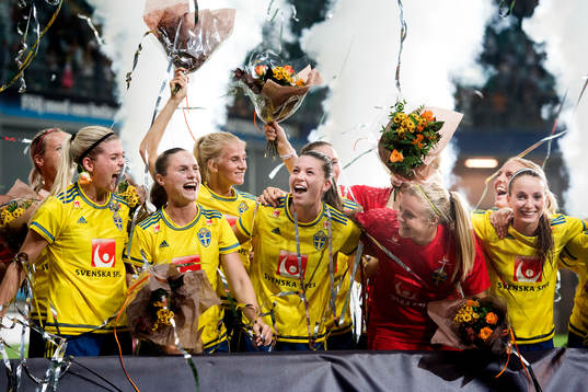 Sveriges Olivia Schough, Hanne Gråhns, Sofia Jakobsson, Pauline Hammarlund, målvakt Hilda Carlén, Kosovare Asllani jublar