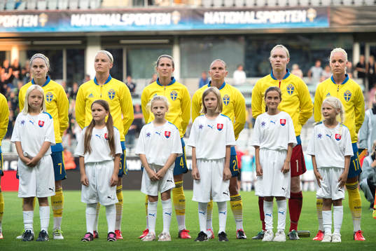 Sveriges Lisa Dahlkvist, Nilla Fische, Emma Berglund, Jonna Andersson, målvakt Hedvig Lindahl och Caroline Seger står vid lineup innan fotbollsmatchen i kvalet till EM mellan Sverige och Slovakien den 15 september 2016 i Göteborg.