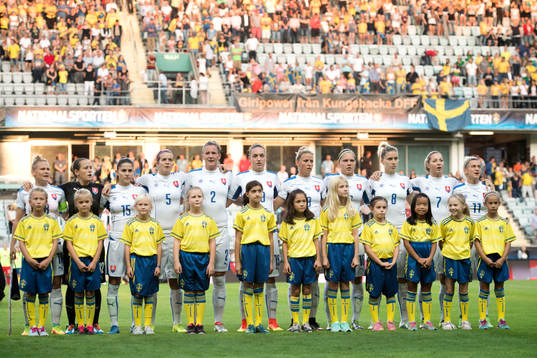 Spelarna står uppställda vid lineup innan fotbollsmatchen i kvalet till EM mellan Sverige och Slovakien den 15 september 2016 i Göteborg.