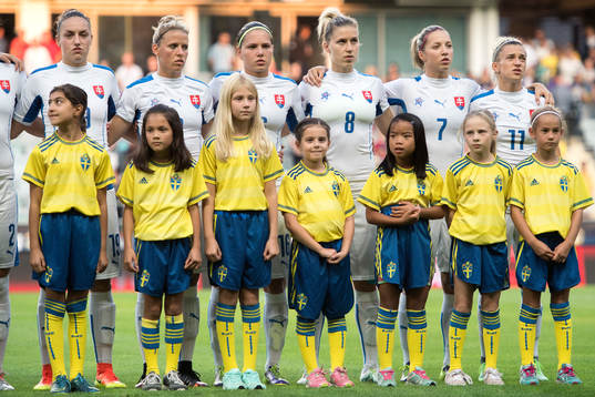 Spelarna står uppställda vid lineup innan fotbollsmatchen i kvalet till EM mellan Sverige och Slovakien den 15 september 2016 i Göteborg.