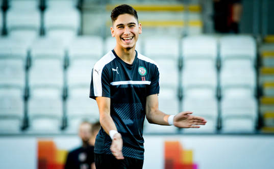 Örebros Alfred Ajdarevic skrattar