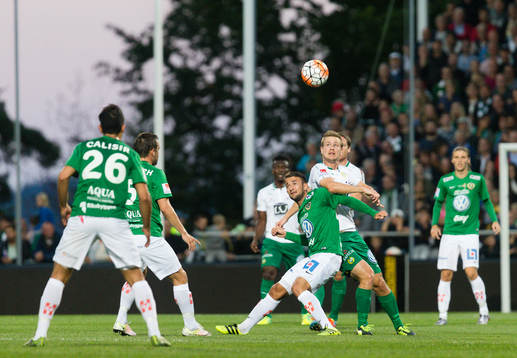 Jönköpings Robert Gojani i kamp om bollen mot Hammarbys Erik Israelsson
