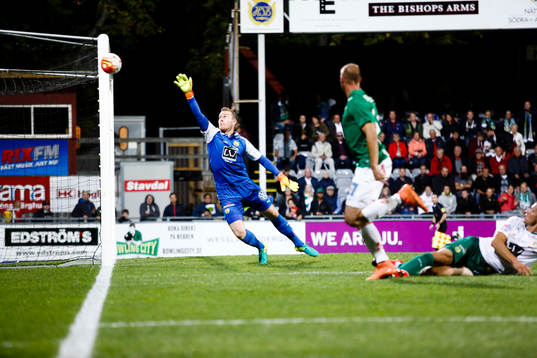 Hammarbys målvakt Ögmundur Kristinsson räddar ett skott