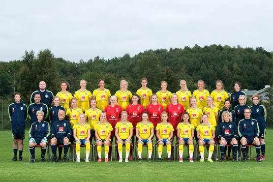 Bakre raden fr.v. Sveriges analytiker Anders Eriksson, Loreta Kullashi, Ellen Löfqvist, Anna Oskarsson, Maja Göthberg, Nathalie Björn, Anna Anvegård, Nellie Lilja, Olivia Wellin, Filippa Angeldal och fystränare Emma Svedberg. Mellanraden fr.v. tränare Björn Lindén, läkare Ashkan Kiani, materialare Moa Hedell, Lotta Ökvist, Michelle De Jongh, målvakt Emma Holmgren, målvakt Lovisa Koss, målvakt Moa Öhman, målvakt Agnes Granberg, Rebecka Blomqvist, Amanda Persson, kostansvarig Regina Hedström, koordinator Anneli Gustafsson och överledare Jeanette Mellkvist. Främre raden fr.v. målvaktstränare Eliabeth Leidinge, förbundskapten Calle Barrling, Josefine Rybrink, Tove Almqvist, Ronja Aronsson, Emma Jansson, Julia Zigiotti Olme, Johanna Rytting Kaneryd, Selina Henriksson, förbundskapten Anneli Andersén och sjukgymnast Mats Lannerblad poserar för en lagbild den 16 september 2016 i Uddevalla. Bilden är retuscherad.
