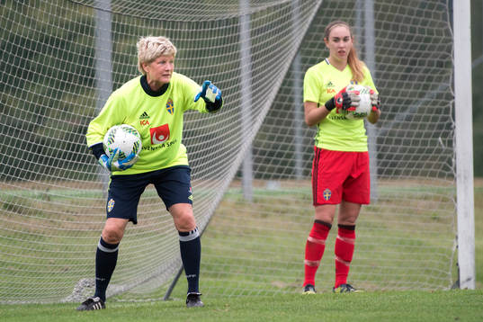 Sveriges målvaktstränare Elisabeth Leidinge och målvakt