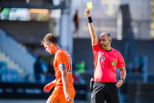 Domare Robert Daradic varnar Athletics Filip Rogic