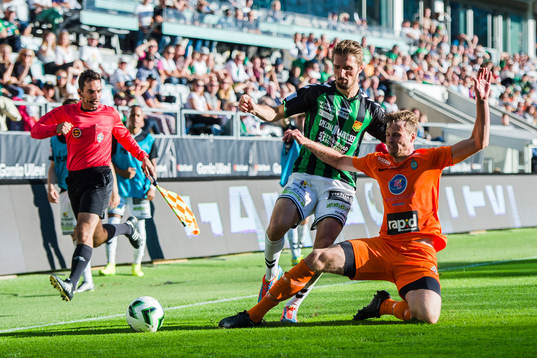 GAIS Dardan Rexhepi och Athletics Daniel Jarl i kamp om