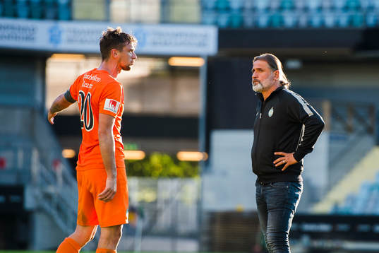 Athletics Filip Rogic diskuterar med tränare Özcan