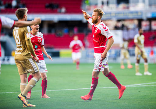 Kalmars Henri Anier jublar