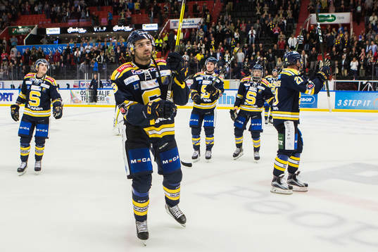 Södertäljes Jonas Vidlund jublar lagkamrater