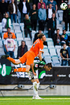 Athletics Daniel Jarl och GAIS Luka Mijaljevic  i nickduell