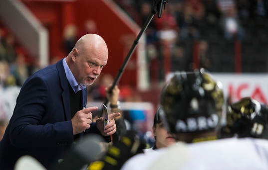 s tränare Roger Melin i aktion