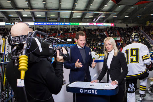 Programledare Ida Björnstad och expert Fredrik Warg i