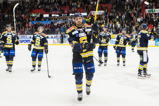 Södertäljes Jonas Vidlund med lagkamrater jublar