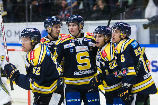 Södertäljes Henrik Nyberg (v) , Petter Lindberg , Anton