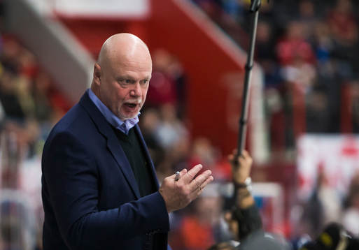 s tränare Roger Melin gestikulerar