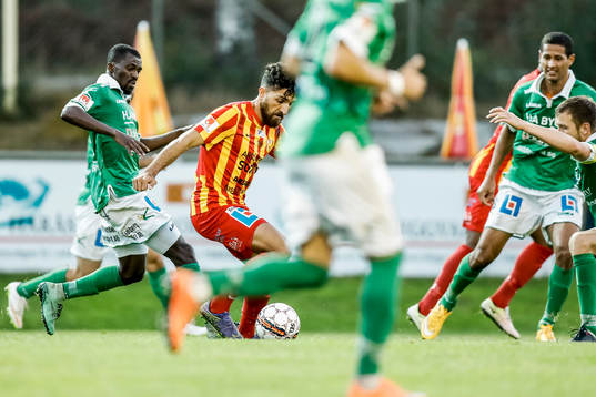 Syrianskas Anmar Al Mubaraki  före Ljungskiles Yussif