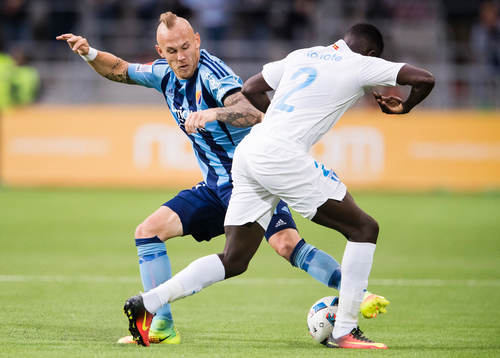 Djurgårdens Magnus Eriksson i kamp om bollen med Malmö