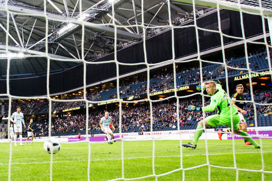 s Eero Markkanen gör 1-0 bakom Gefles målvakt Andreas
