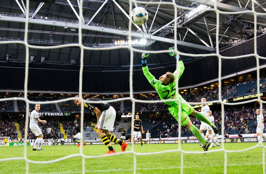 s John Chibuike skickar bollen i mål bakom Gefles målvakt