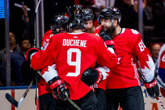 Kanadas spelare jublar