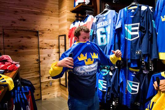 En svensk supporter provar sveriges matchtröja i en