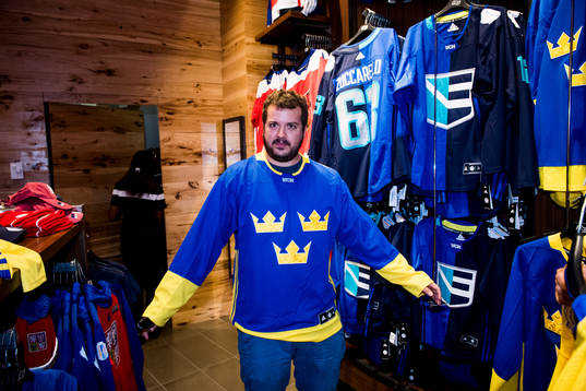 En svensk supporter provar sveriges matchtröja i en