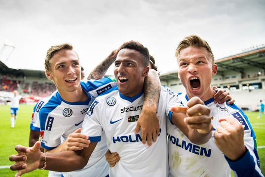 Norrköpings Niclas Eliasson (m) jublar med Linus Wahlqvist (tv) och Nicklas Bärkroth (th) efter sitt 0-2 mål