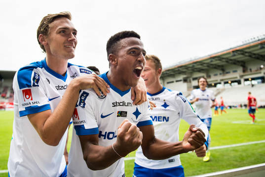 Norrköpings Niclas Eliasson (m) jublar med Linus Wahlqvist (tv) efter sitt 0-2 mål