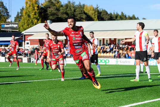 s Karl Cunningham jublar efter sitt 1-1 mål under fotbollsmatchen i division 1 norra mellan Piteå och Vasalund den 18 september 2016 i Piteå.