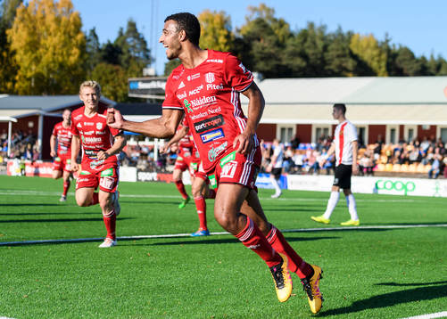 s Karl Cunningham jublar efter sitt 1-1 mål under fotbollsmatchen i division 1 norra mellan Piteå och Vasalund den 18 september 2016 i Piteå.