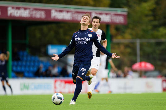 Utsiktens Adam Eriksson reagerar efter en offside