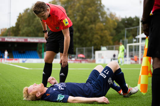 Utsiktens Robin Jonsson ligger på gräset