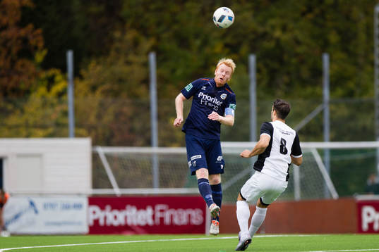 Utsiktens Robin Jonsson nickar bollar medan Qvidings Arvin