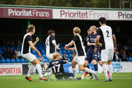 Utsiktens Robin Jonsson glider in en duell med Qvidings