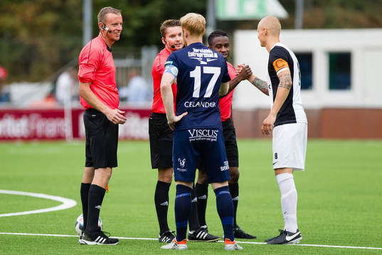 Dagens domartrio Marcus Lundgren (v), Joakim Östling (m)