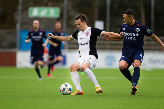 Qvidings Anders Alö tar bollen från Utsikten Fuad Hyseni