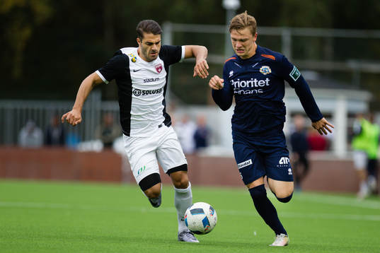 Utsiktens Adam Eriksson jagas av Oliver Stanisic