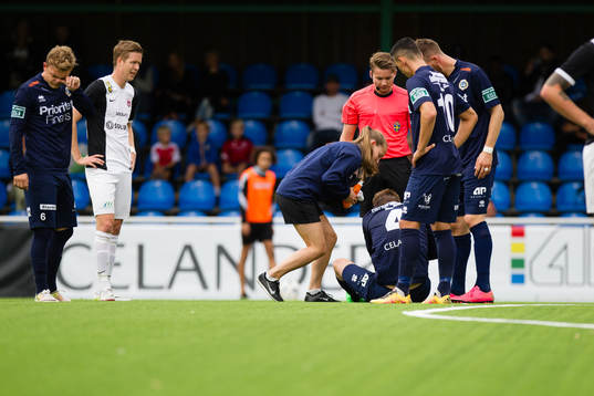 Utsiktens Niklas Olsson får behandling av naprapat Stina