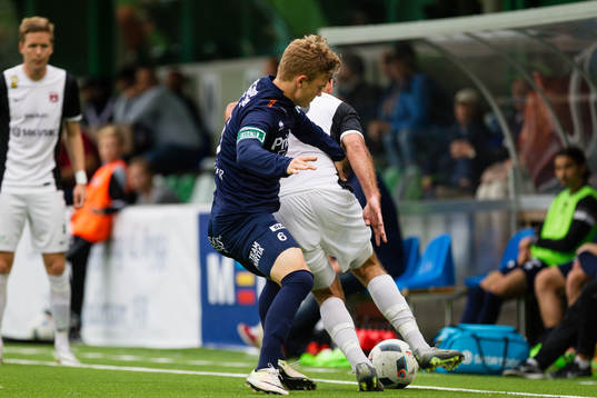 Utsiktens Adam Eriksson i en duell med en Qvidingsspelare